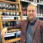 Leitung Marketing & E-Commerce

Thomas Schneider ist seit Mai 2021 bei der KapWeine tätig und für die strategische Geschäftsausrichtung im Marketing und eCommerce zuständig. Die persönlichen Vorlieben zu Afrika sowie seine Sympathien zum Wein-Business, haben ihn schliesslich dazu bewegt bei der KapWeine durchzustarten. Als «Wein-Rookie» und kreativer Kopf, belebt er auf neue und moderne Weise den Wein-Handel.