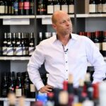 Andy Zimmermann ist der Gründer und alleiniger Besitzer von KapWeine. Mit unerschöpflichem Elan und seinem typischen «nothing is impossible spirit» führt er die Geschicke der KapWeine und motiviert seine Mitstreiter unentwegt zu Höchstleistungen. Ob Einkauf, Organisation oder Verkauf, Andy ist die treibende Kraft bei KapWeine.