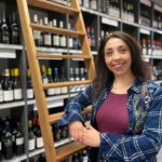 Marta Pacheco ist seit September 2018 bei der KapWeine tätig und für unser Lager-Management zuständig. Mit ihrer temperamentvollen, aufgestellten und lustigen Art kümmert sie sich zusammen mit ihrem Team um den Wareneingang und den Versand der Kundenbestellungen. Es gibt keine Kiste-Wein, welche Sie nicht schon mindestens einmal in der Hand gehalten hat.