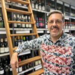 Sascha Hofmann ist seit März 2017 bei der KapWeine tätige und bringt stolze 27 Jahre Erfahrung als Küchenchef in der Sterne- Gastronomie mit. Nachdem er die verwöhnten Gaumen der anspruchsvollen Gäste in Entzücken versetzte, bietet er nun dasselbe mit südafrikanischen Gewächsen bei verwöhnten Weintrinkern.